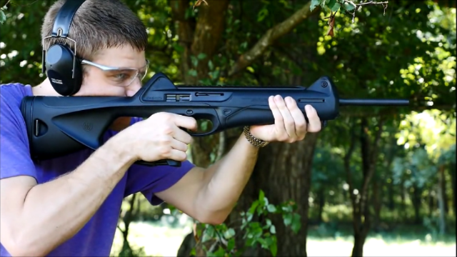 较为少见的伯莱塔cx4风暴卡宾枪采用9毫米口径弹药供弹