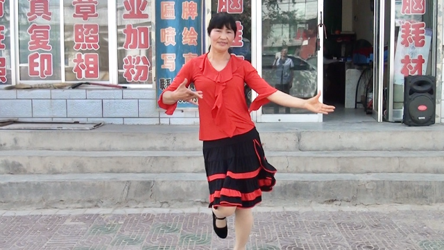 甘肃民勤农村大妈单人跳广场舞火辣辣的日子跳的美
