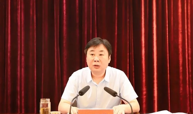 吴启雄等工作人员违反中央八项规定精神典型案例的通报》和《扶贫领域