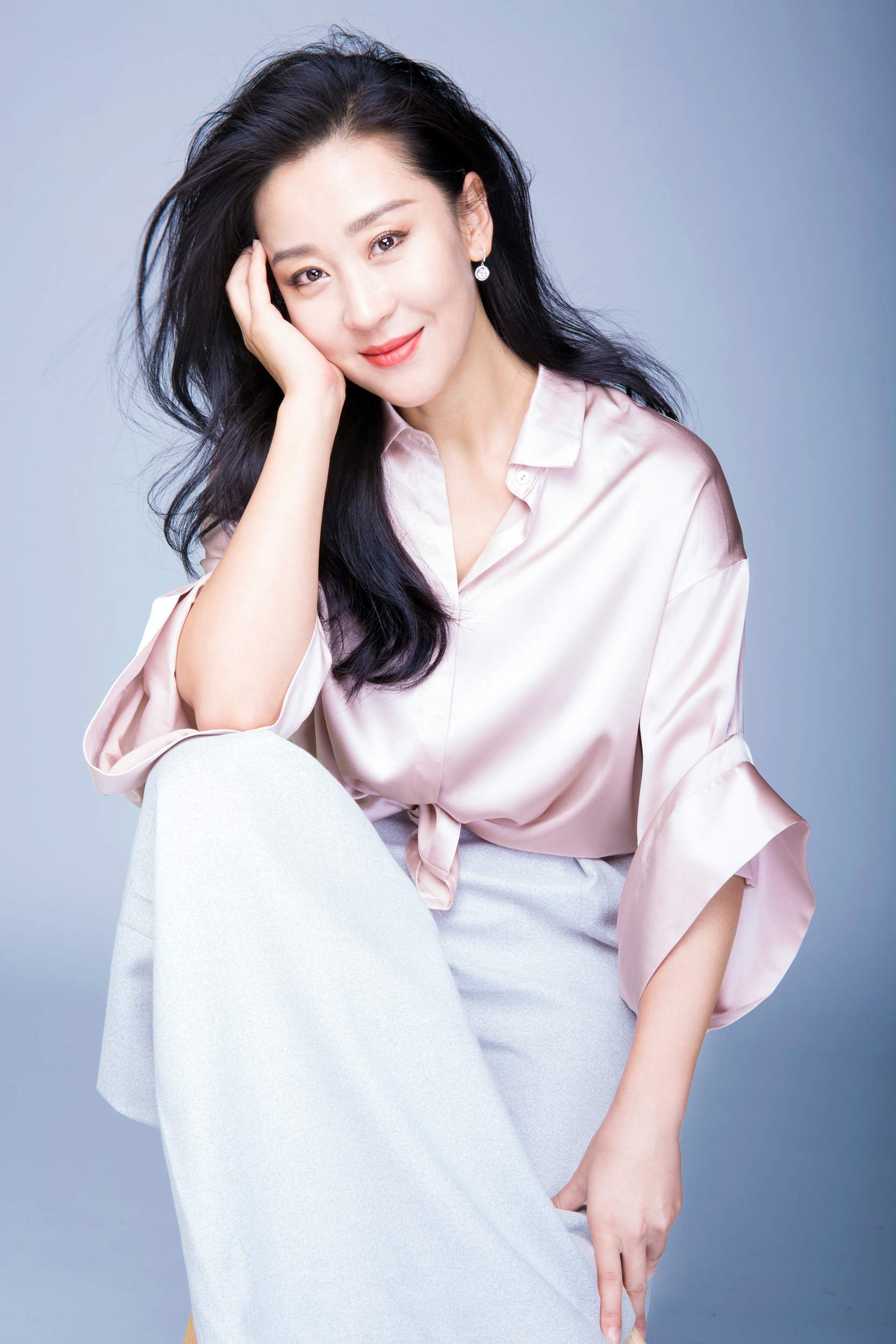 苗圃新写真大气从容 不惑岁月惊艳时光_凤凰网娱乐_凤凰网