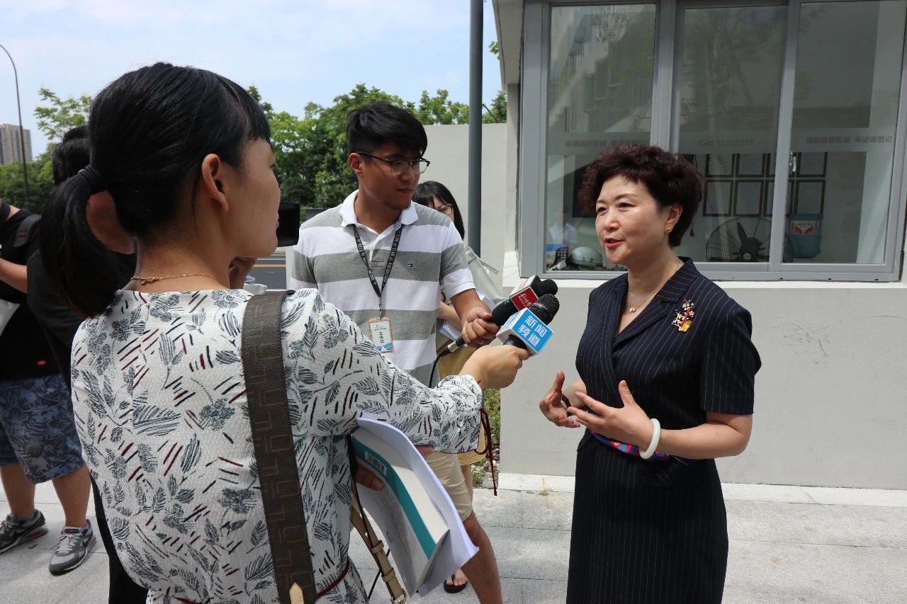 崇文世纪城实验学校校长俞国娣接受采访