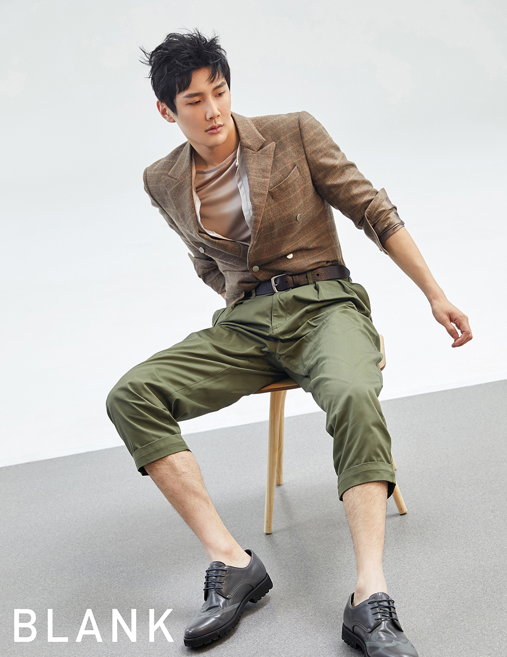 彦希挑战全新风格大片 演绎撞色复古时尚