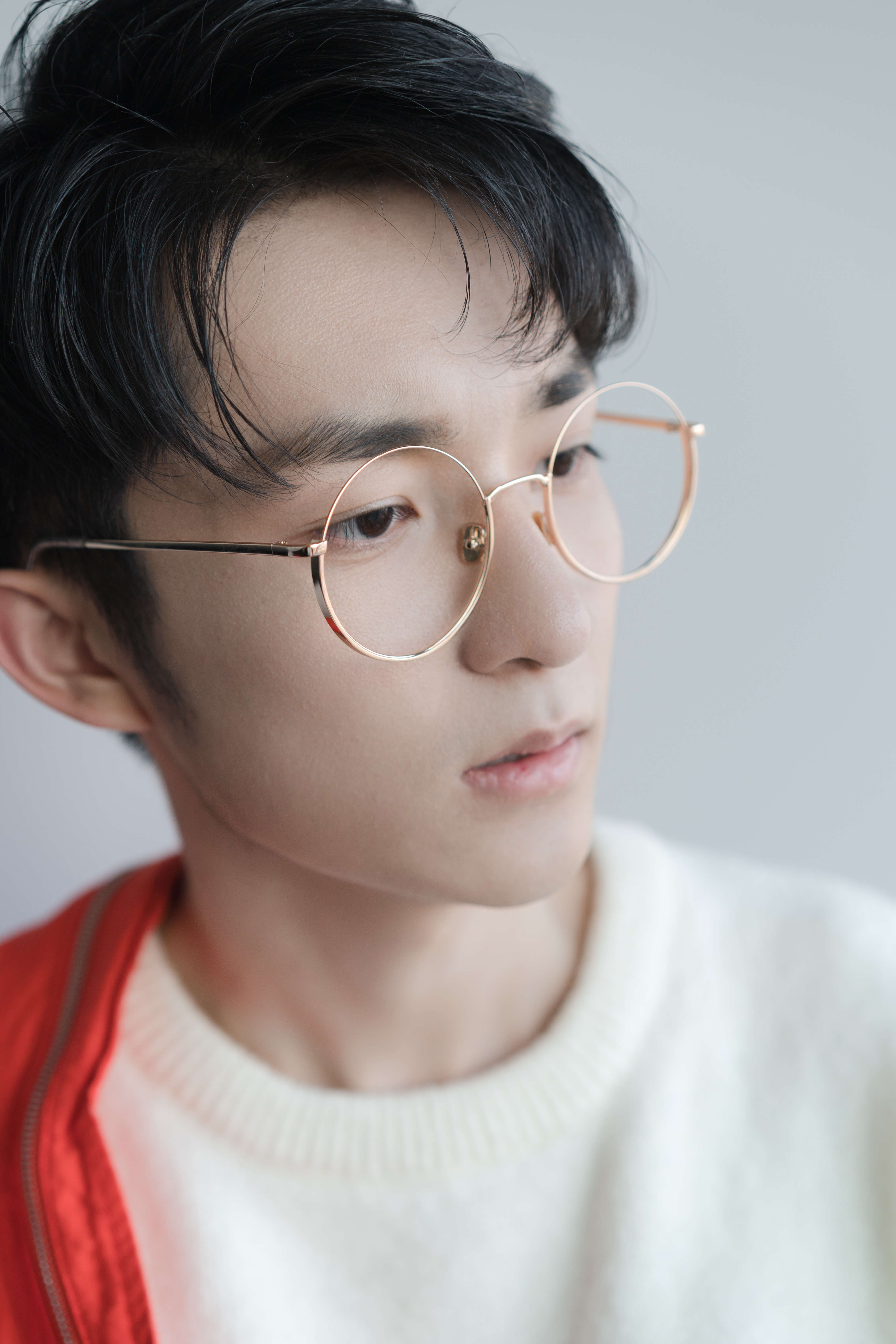 陈泓政最新写真曝光 可盐可暖展纯净气息