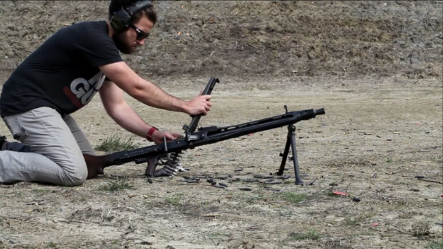 德国mg42通用机枪最大特点就是射速快被称为希特勒的电