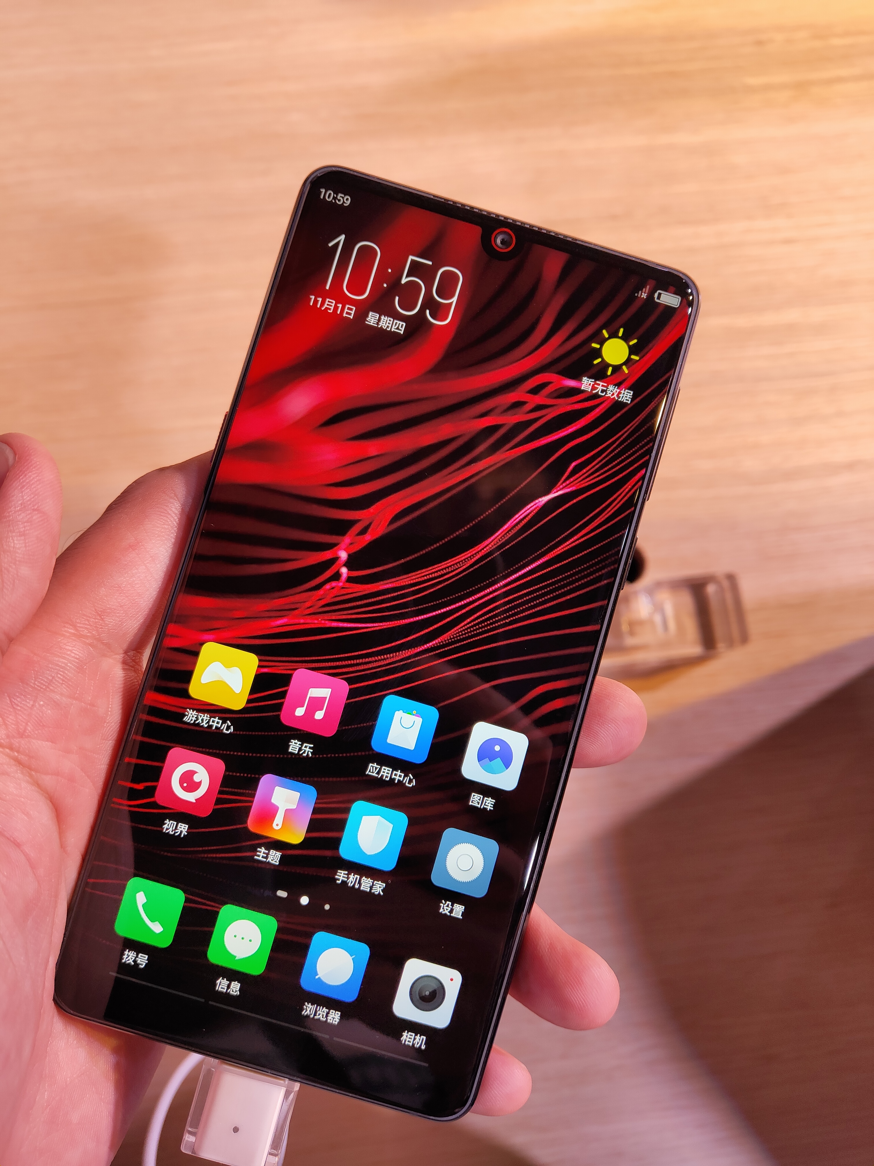 努比亚z18手机现场高清图拍:无边水滴高屏占比,颜值实力兼顾!