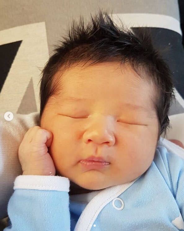 薛之谦升级当奶爸and钟嘉欣二胎晒萌娃 一首《小五月》送给你们