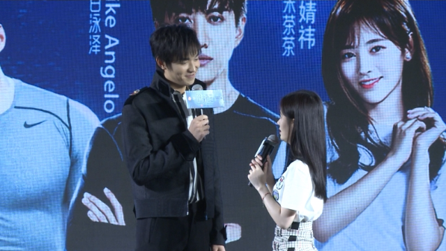 游泳先生发布会现场撩妹发糖引粉丝尖叫