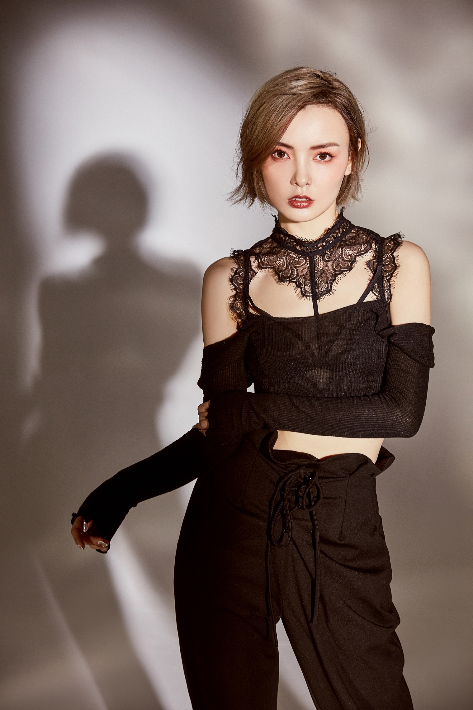 赵宇彤踢腿秀"武功" 高难动作实力抢镜_凤凰网娱乐_凤凰网