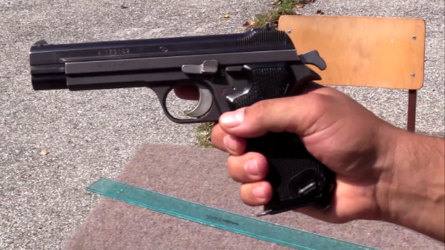 做工精细的西格绍尔p210半自动手枪弹匣加弹靶场射击测试