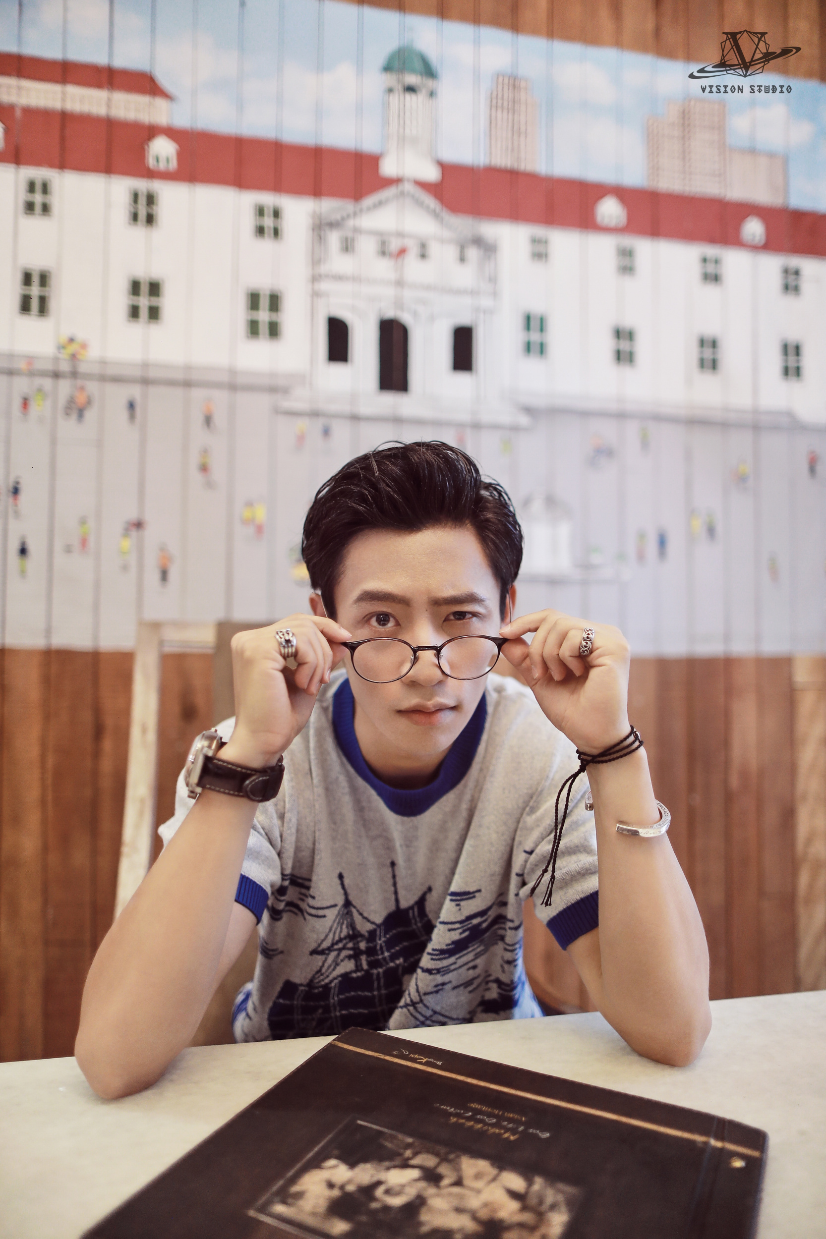 魏晨教师节曝复古大片 戴框架眼镜看书少年感十足