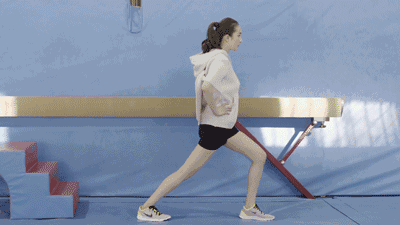 二,   小腿拉伸  两手叉腰,一条腿向前迈出半步做屈膝的动作,保持20秒