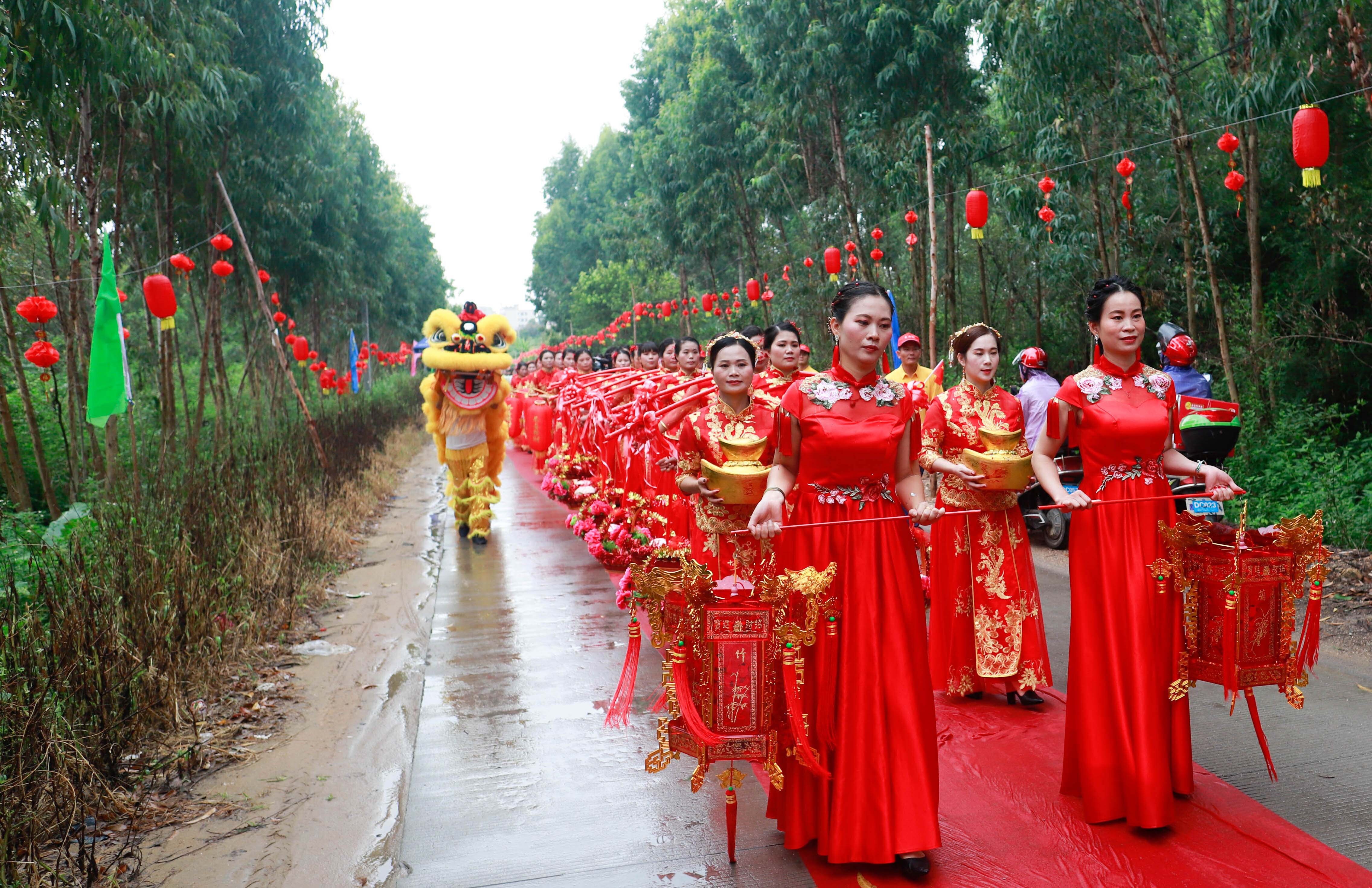 广东湛江一村庄几百名外嫁女齐齐回娘家