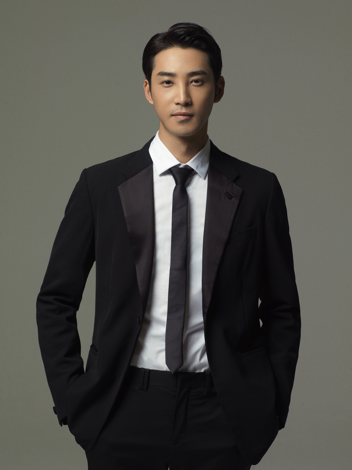 照片中庞瀚辰身穿西装,搭配精心打理的发型,向大家展示出成熟自信的"