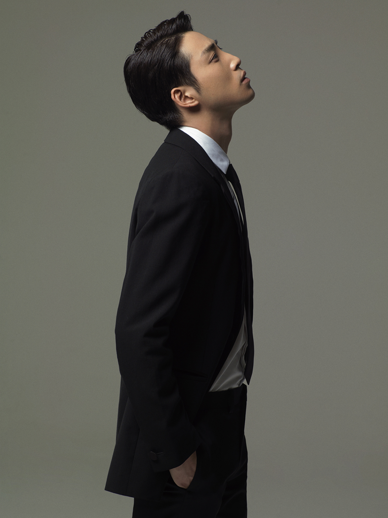 照片中庞瀚辰身穿西装,搭配精心打理的发型,向大家展示出成熟自信的"