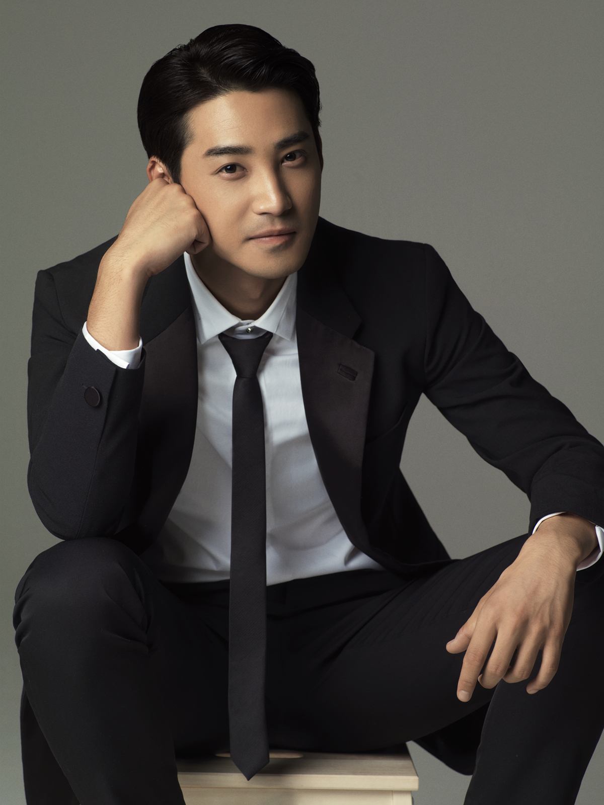 照片中庞瀚辰身穿西装,搭配精心打理的发型,向大家展示出成熟自信的"