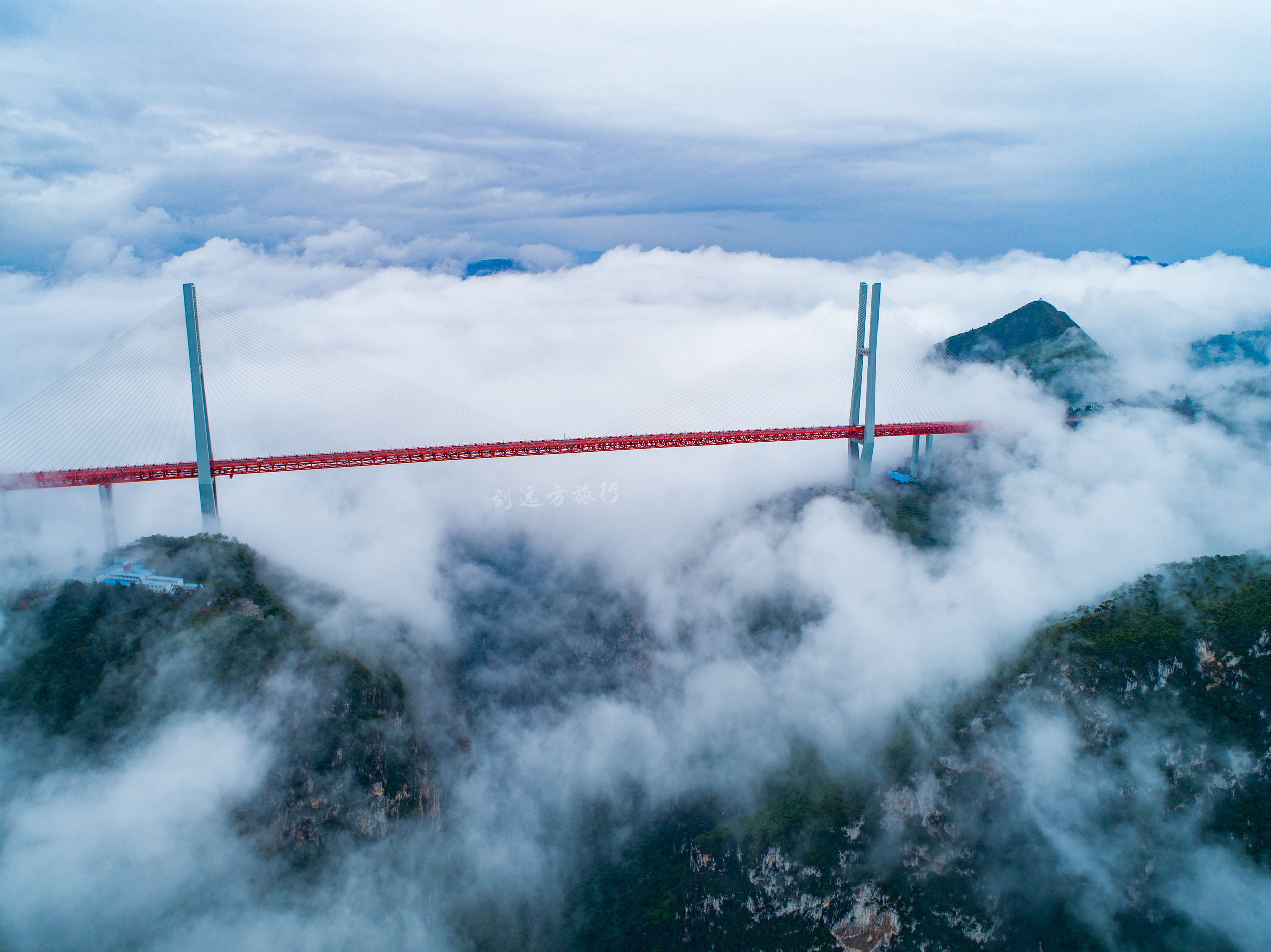 世界第一高橋北盤江大橋雲海繚繞似仙境如同在雲端上開車