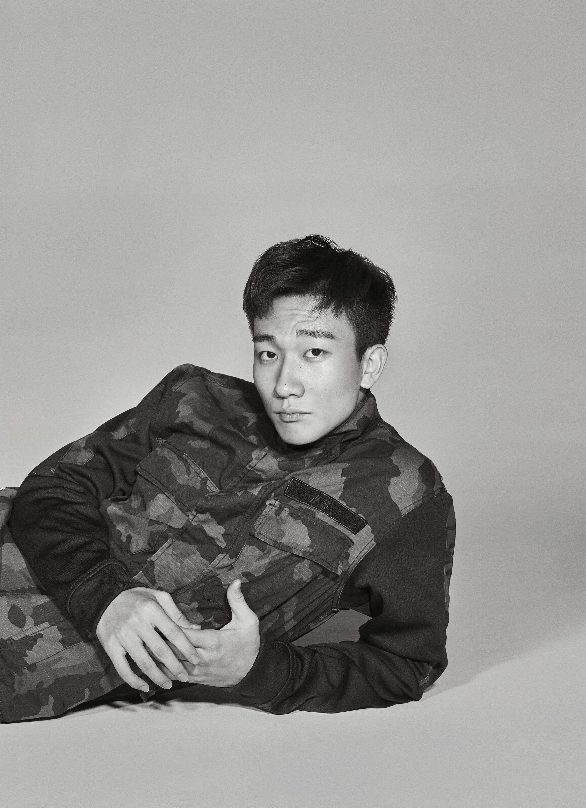 吴昊宸杂志大片曝光 演绎硬朗型男范