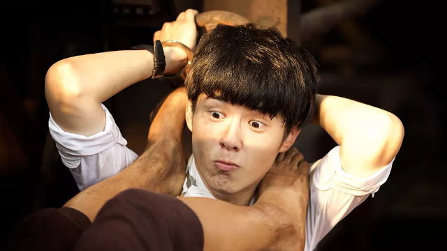 影片一开始主角秦风报考刑警学院,但是没有通过面试,回到家后家