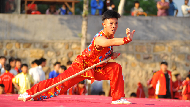 动作刚劲有力这位塔沟专业队学生打出了南棍的精髓