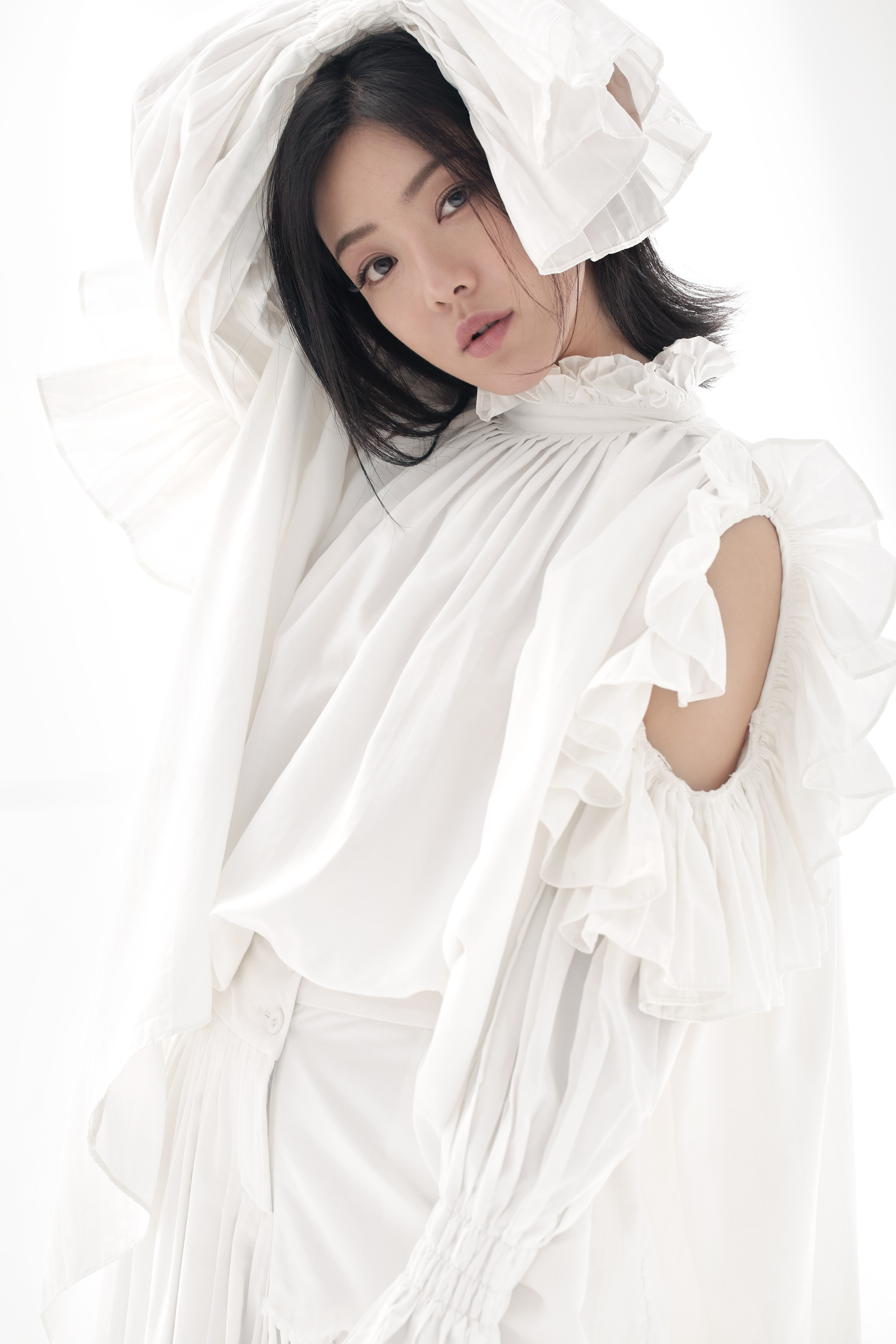 邓家佳一个月后首次更博一身白衣质感爆棚