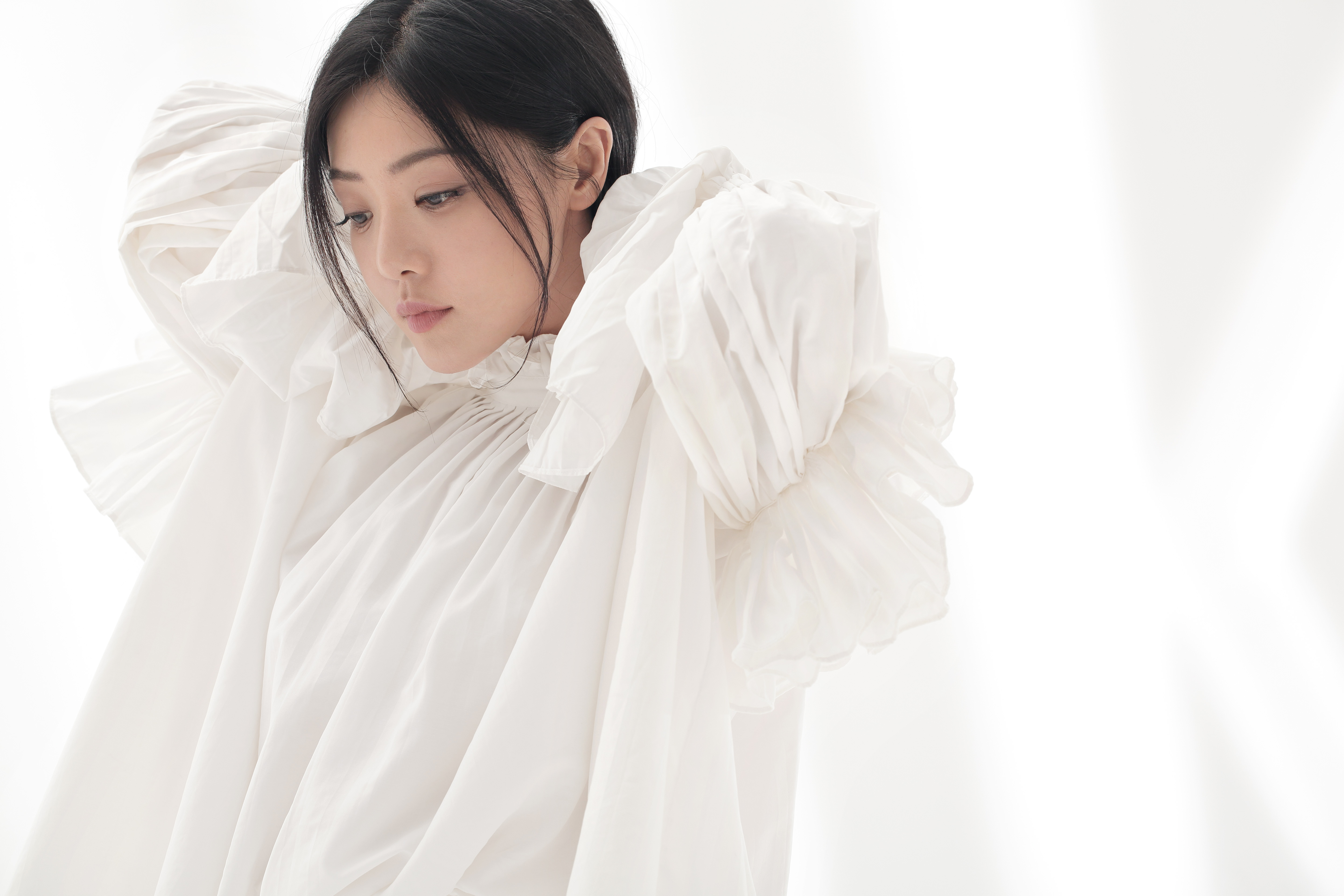 邓家佳一个月后首次更博 一身白衣质感爆棚