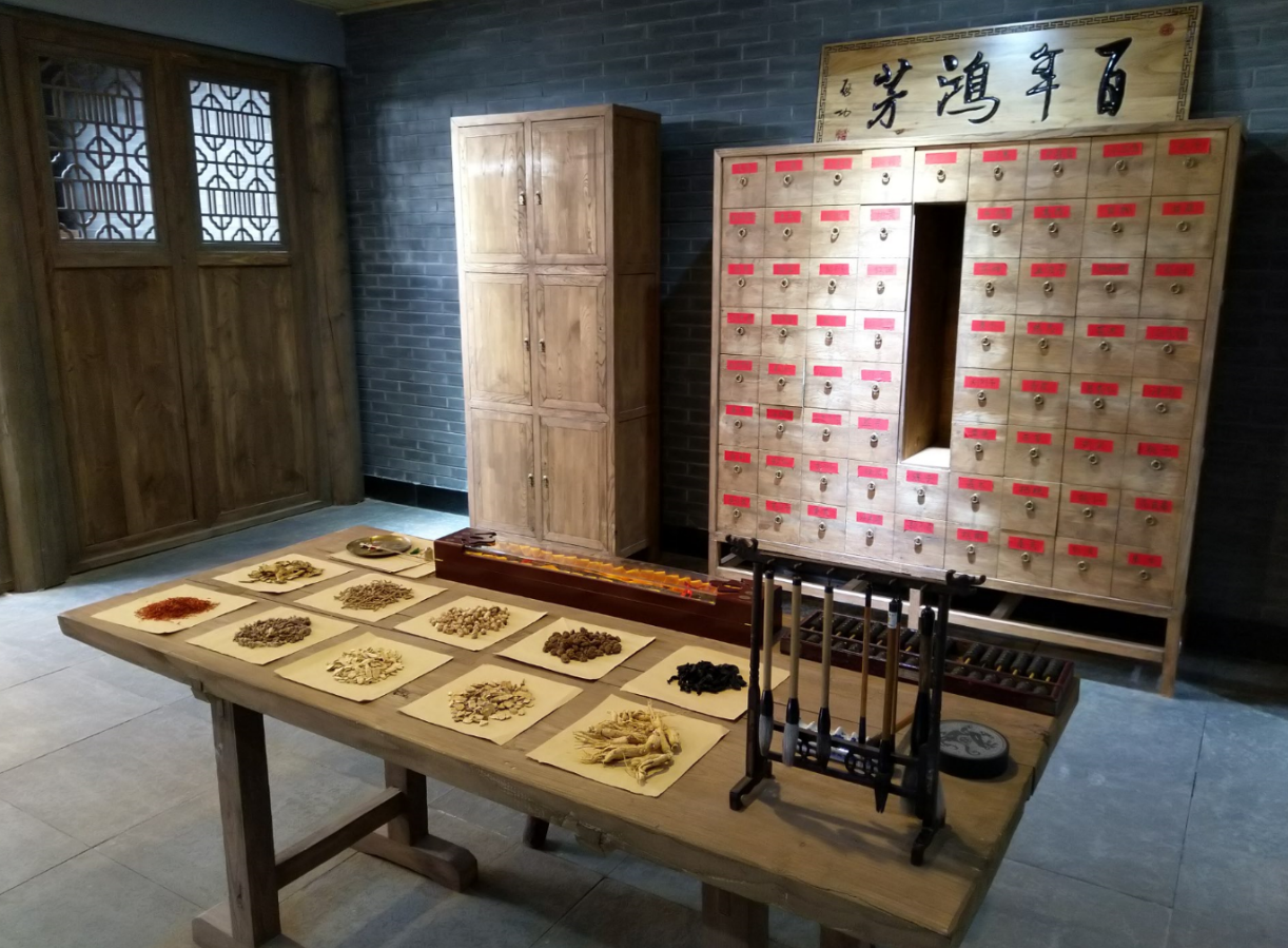 毓秀,药材资源丰富,然而百姓却缺医少药,便举家迁居到了这里,悬壶开号