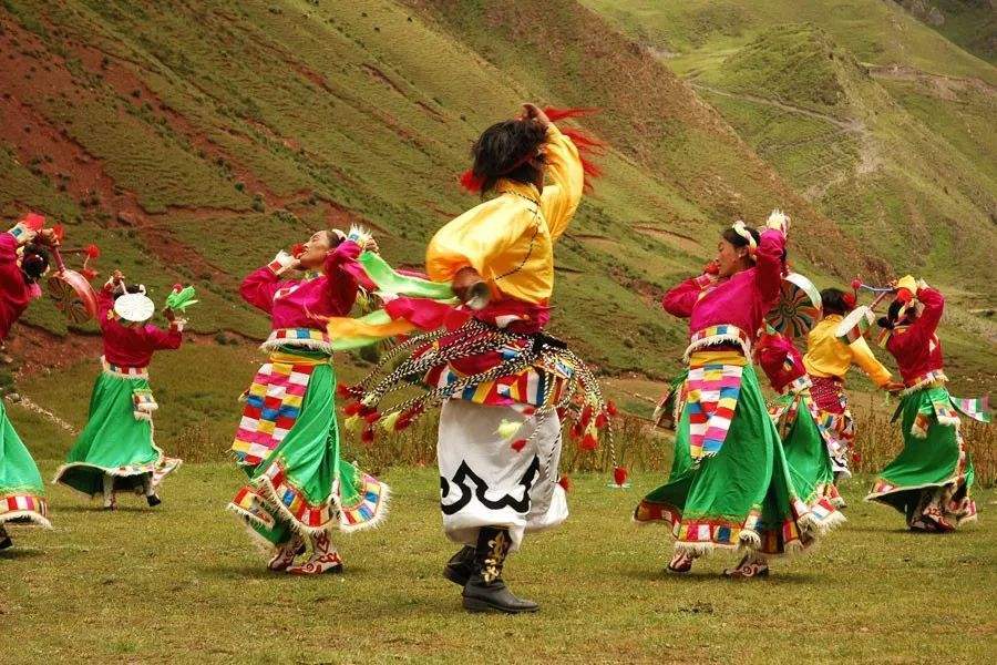 淳朴明亮高亢激昂西藏的丁青热巴舞