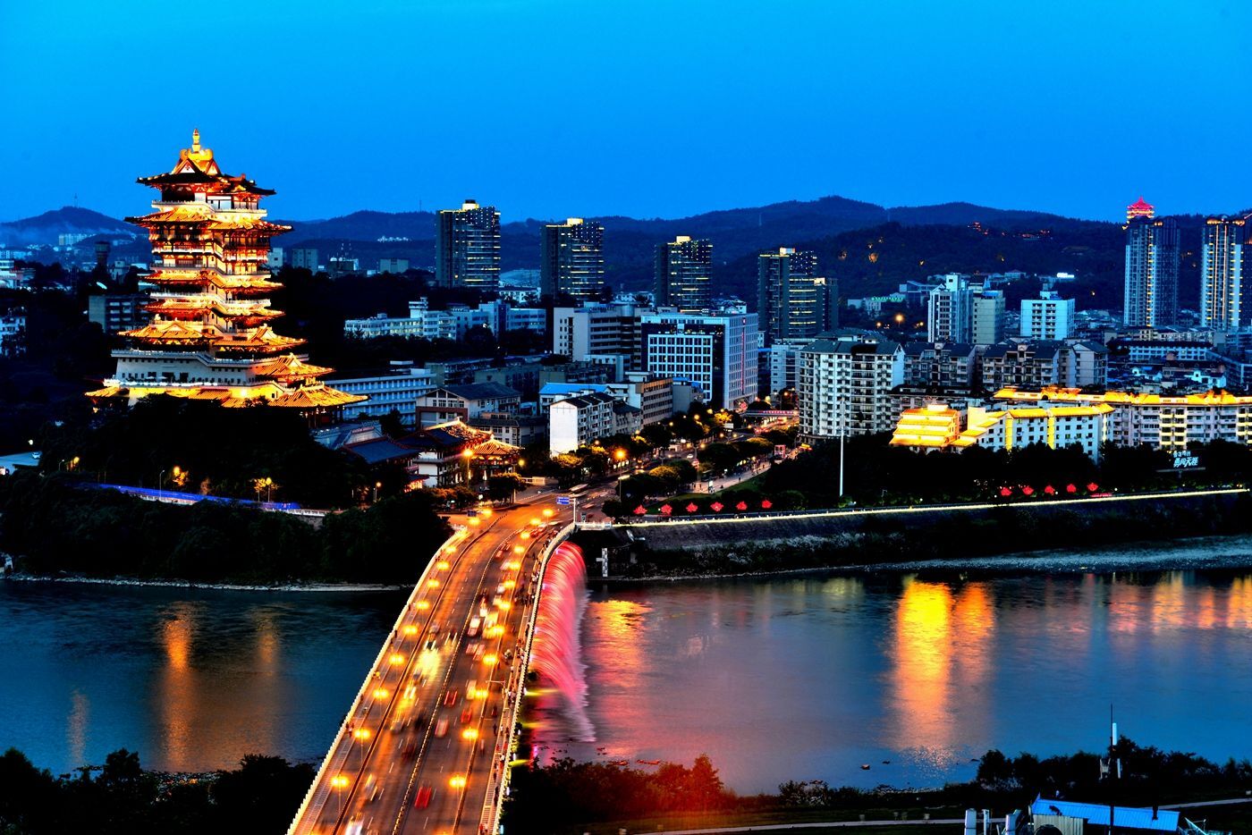 楼高十丈(即百尺),时居四大名楼之首(滕王阁高九丈,黄鹤楼高六丈,岳阳