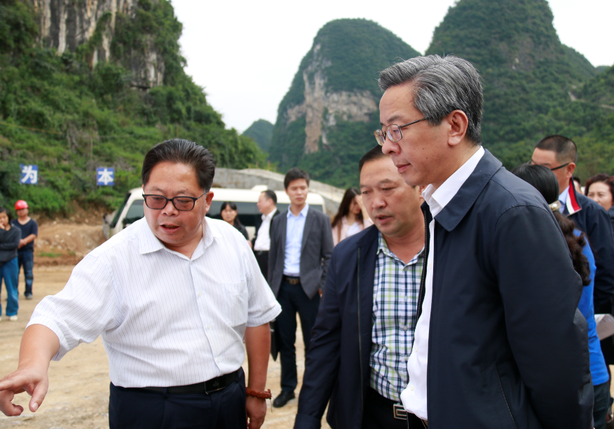 贵州省人民政府副省长卢雍政到天下布依景区调研