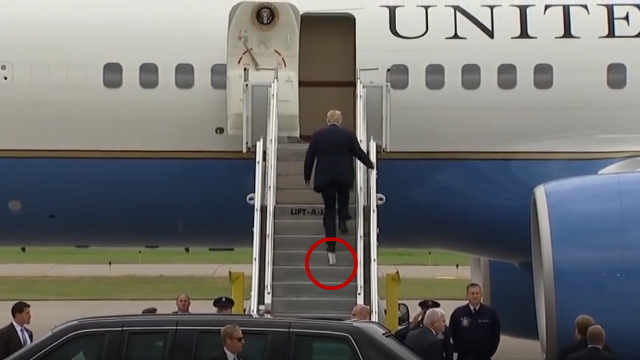 特朗普脚沾厕所卫生纸登上空军一号 网友:竟没有人提醒