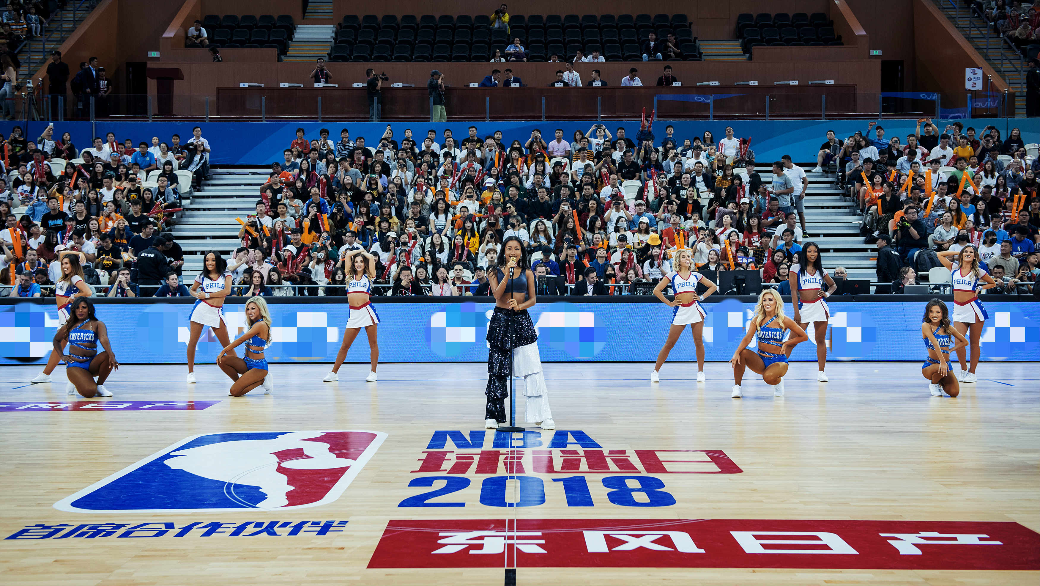 打开凤凰新闻,查看更多高清图片第二天,吉克隽逸同样赶往现场,除了前