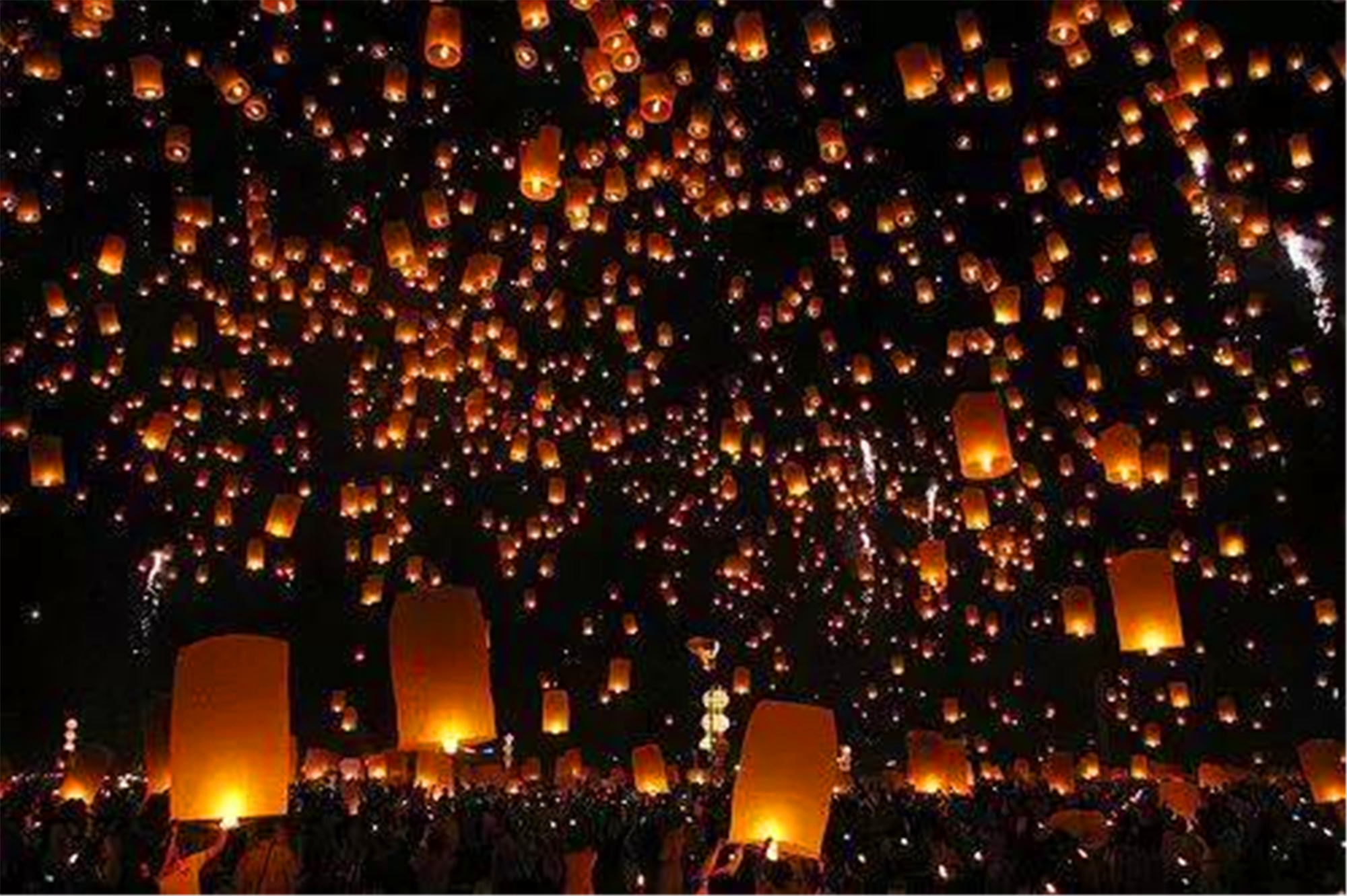 漫天烛火花灯,诗情画意之夜,恰似天上人间