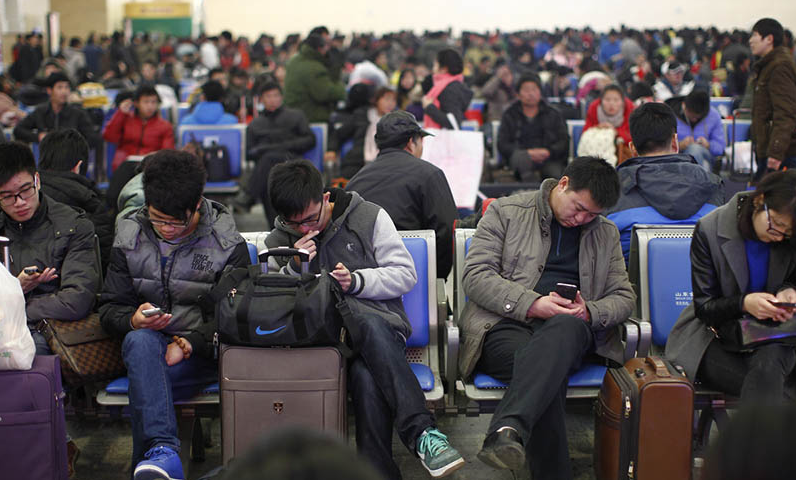 "低头族"一个有趣的社会现象,有你吗?__凤凰网