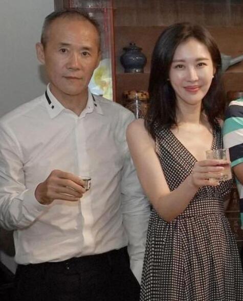 67岁王石与37岁老婆亲密合影照曝光 牵手六年恩爱如初_凤凰网