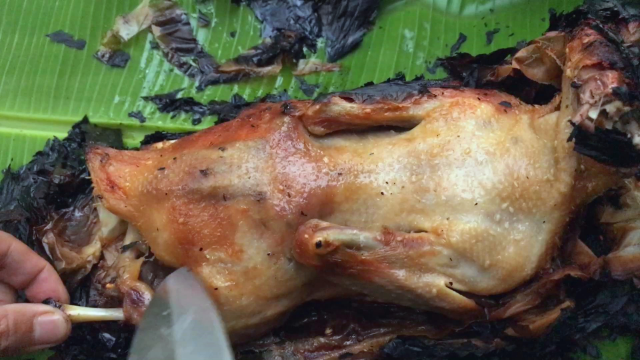 色泽金黄的叫花鸭好看又好吃只有户外才能吃到这样的美食
