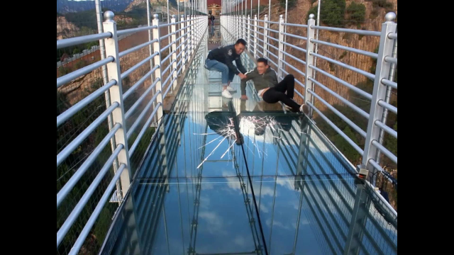 密云清凉谷玻璃天桥炸裂吓坏小哥哥