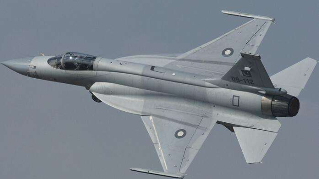 巴铁试飞双座版枭龙战机美国f16战机真要卖不出去了