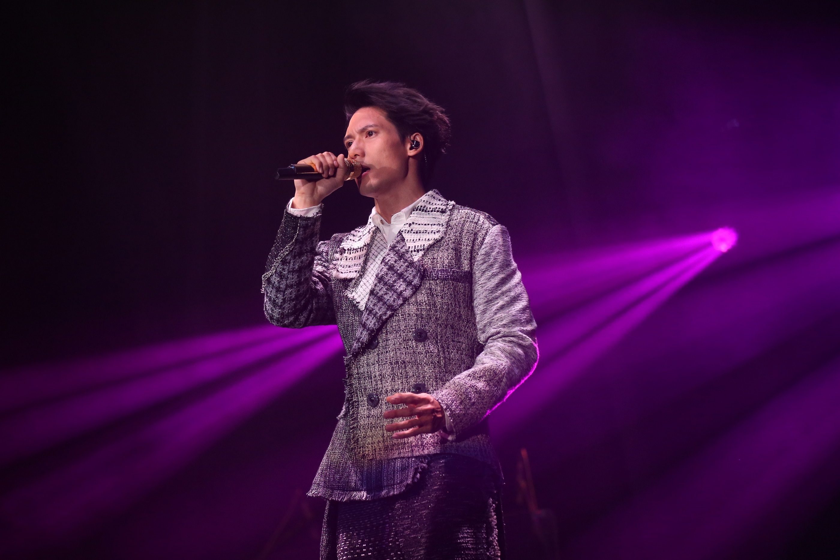 boyz演唱会香港上演歌迷集体穿校服为回忆开箱