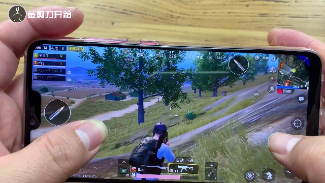 开箱试用1999元小米8青春版原来用小米手机吃鸡那么简单