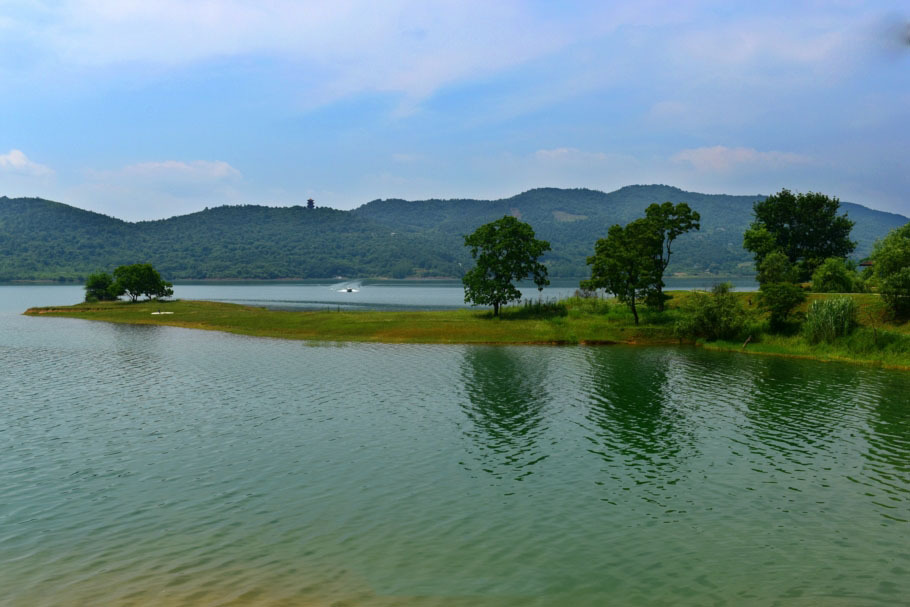 風景區由洈水人工淡水湖,洈水國家森林公園和以華夏奇洞--新神洞為