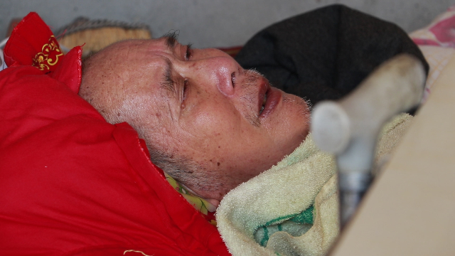 他瘫痪在床泪流满面儿子重病妻子肝胆相照这个家庭该如何是好