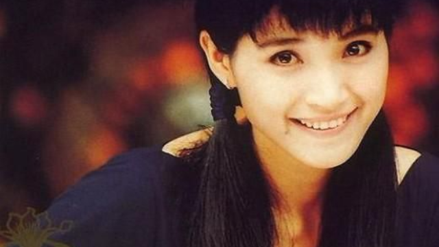 方季惟演唱的一首歌曲爱情的故事一首好听的经典老歌