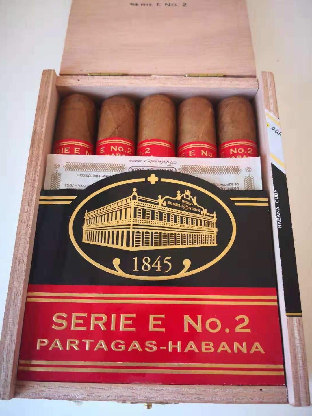 味道上第一段就是经典帕特加斯皮革味,烤木味,泥土的味道,烟气浓郁,第