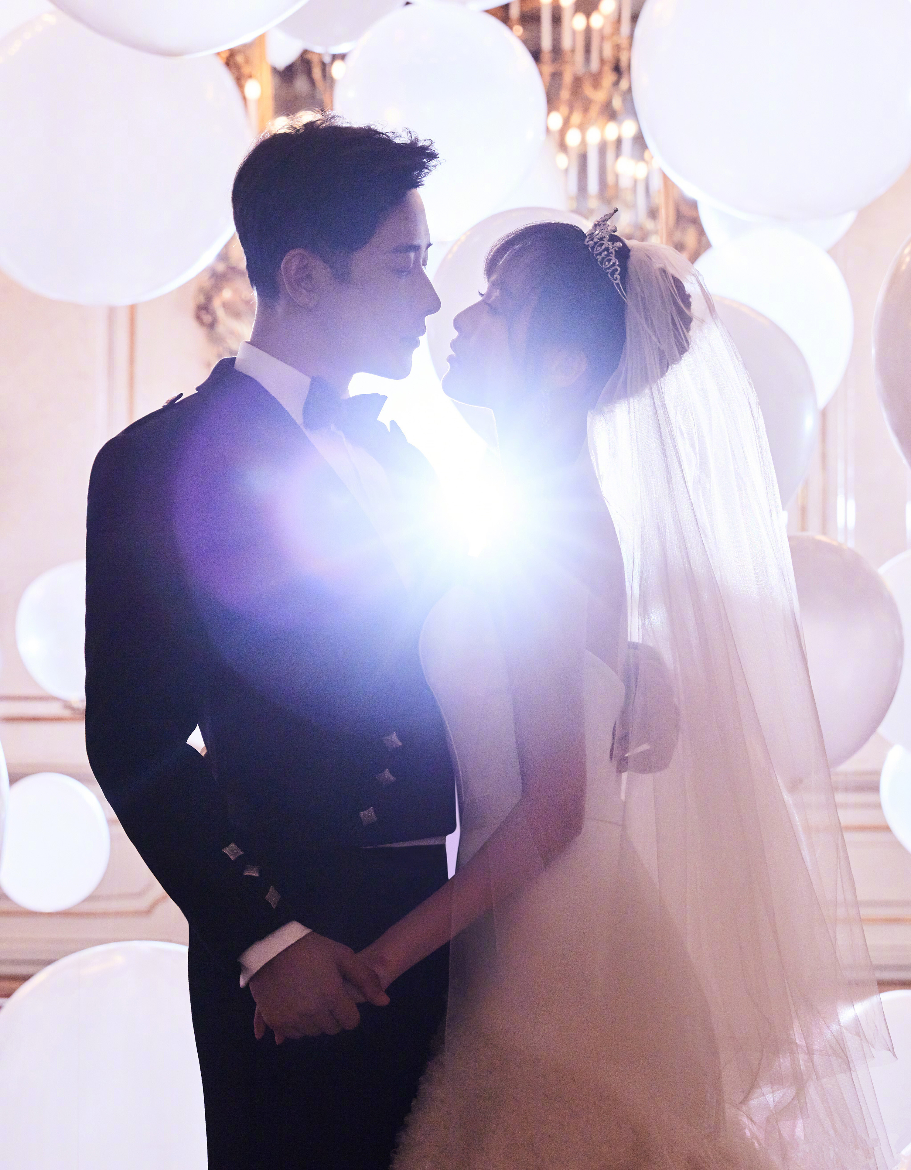 10月28日9点10分,唐嫣晒出和罗晋合影以及结婚证宣布喜讯,并发文说:"