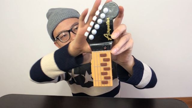 开箱空气吉他直接对着空气就能弹出美妙音乐