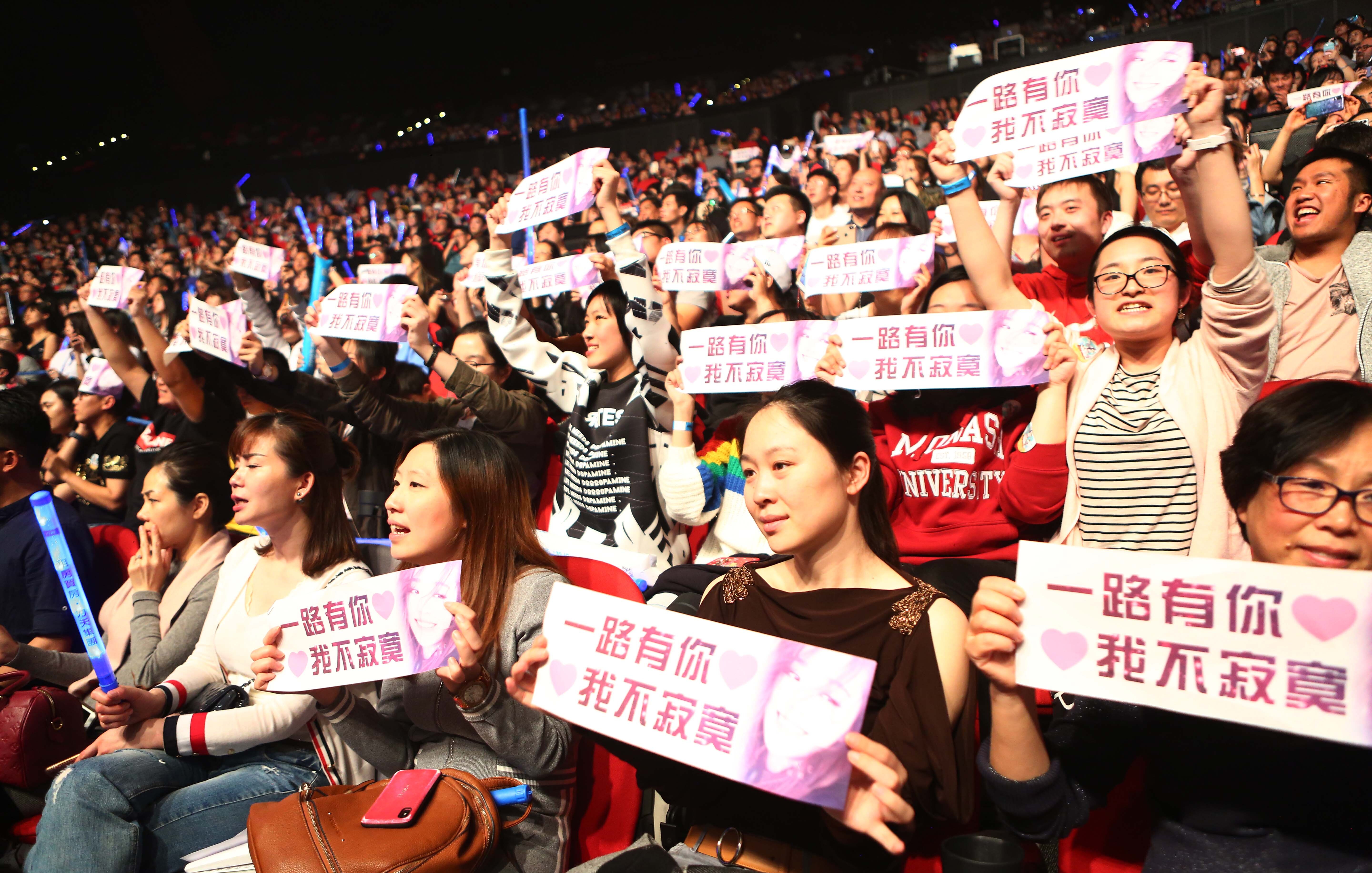 张靓颖珍相演唱会悉尼站圆满落幕 惊喜爆料新歌小秘密_凤凰网娱乐