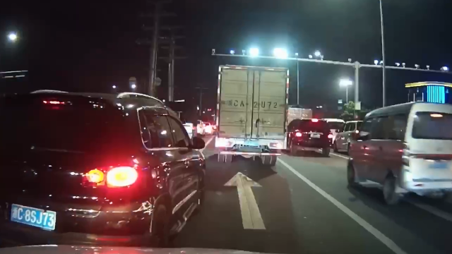 非要变道加塞结果被撞 责任怎么算_凤凰网视频_凤凰网