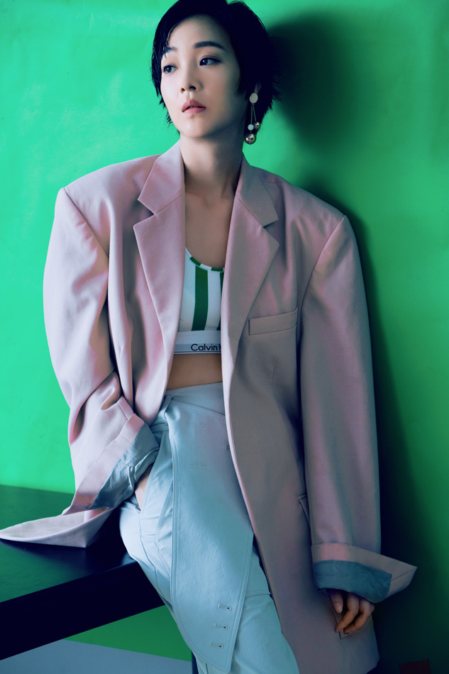 何杜娟曝光全新时尚大片 慵懒随性间展现洒脱魅力