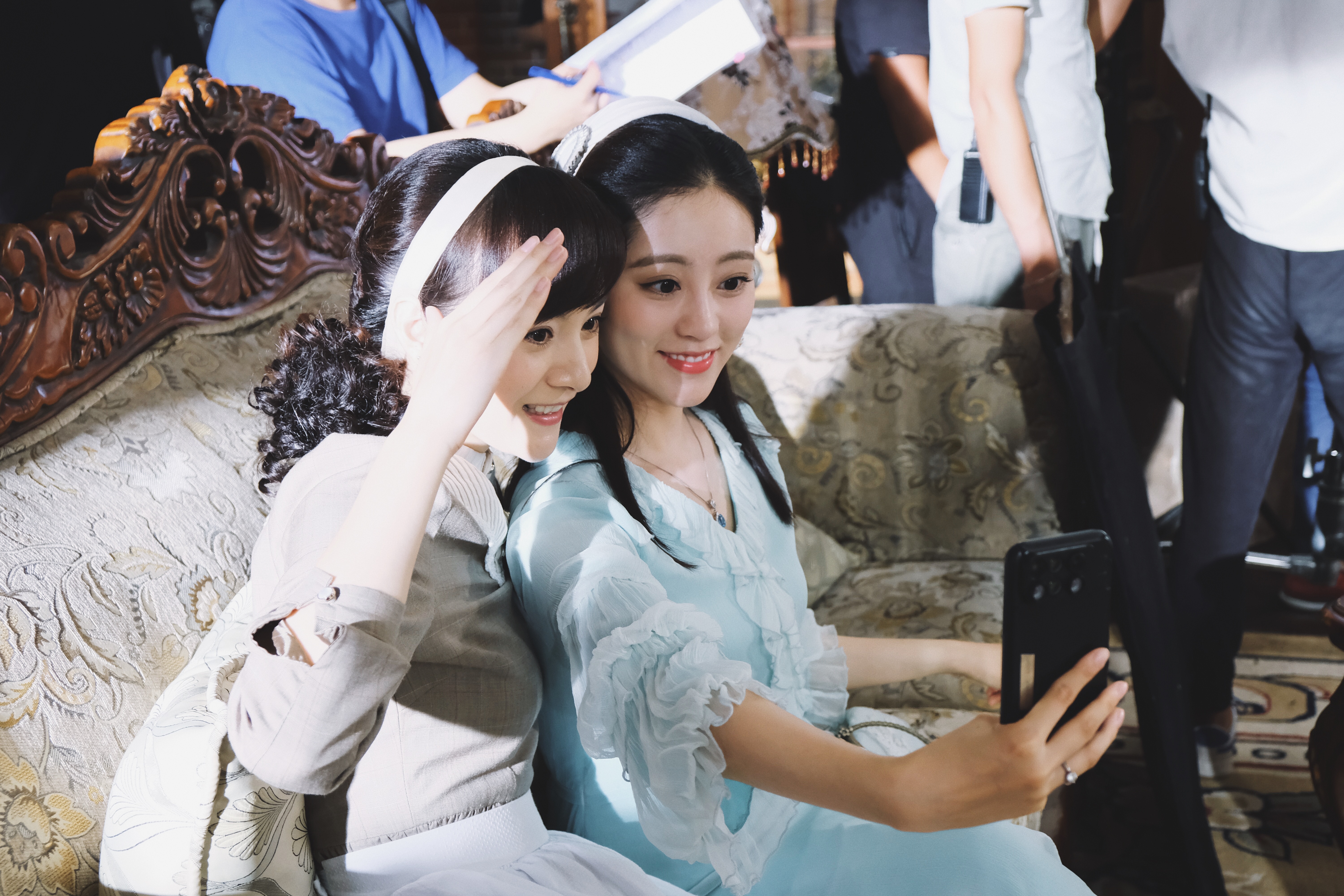 《一身孤注掷温柔》杀青 李依伊感慨:认识你们真好