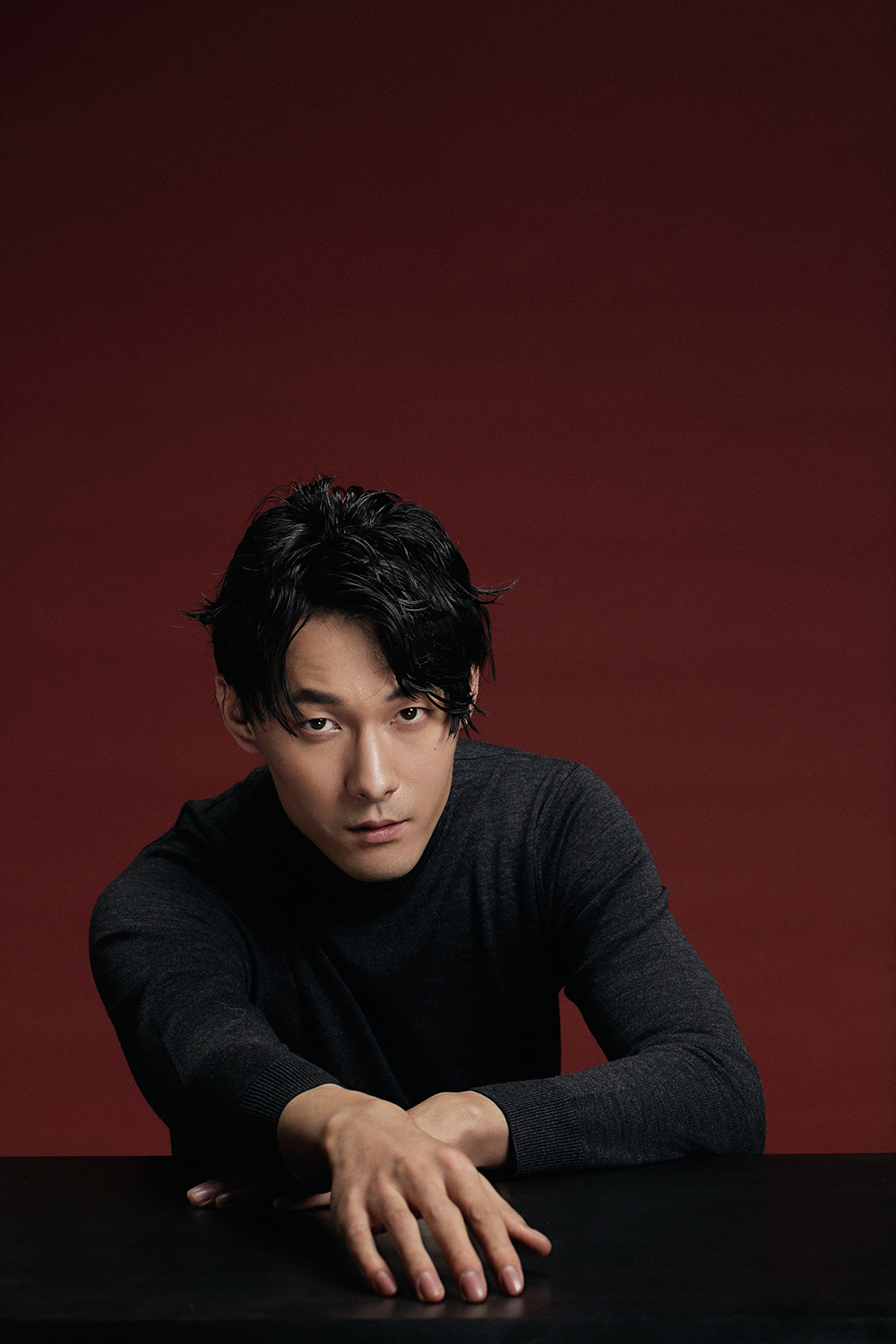 近日,演员张雨剑曝光了一组优雅的复古风写真,照片中,张雨剑身着黑色